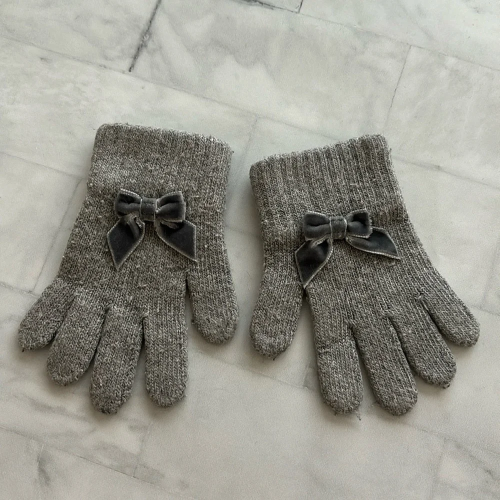 Condor Gray Gloves with Velvet Bows